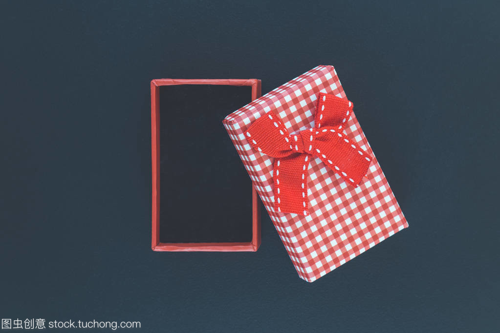 优雅馈赠 开放式丝带礼品盒的节日艺术